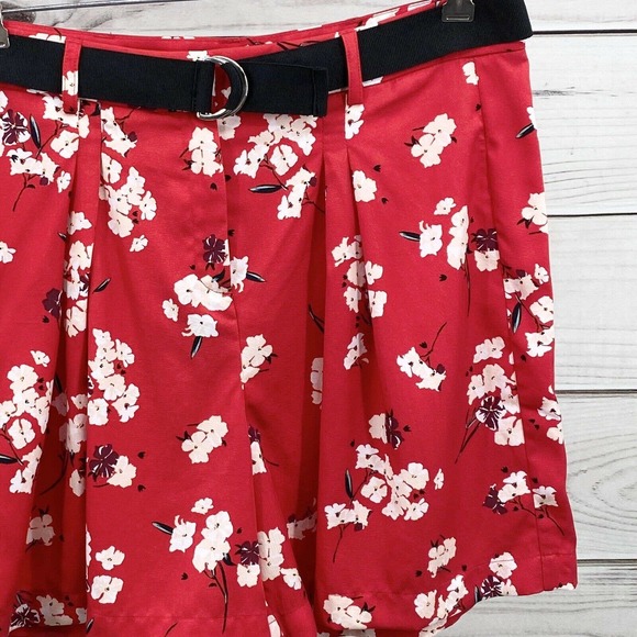ESPRIT Floral Bermuda Shorts SZ 8 Red White 100% Lyocell NEW With Belt Pleated - Picture 2 of 9